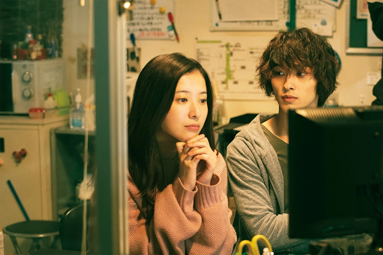유어 아이즈 텔 아카리와 루이의 애틋한 로맨스 장면